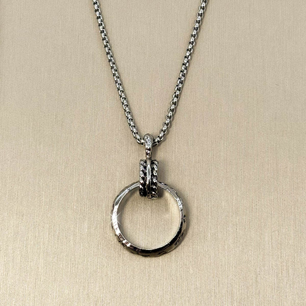 Edelstahl-Herrenkette in Silber mit einem Wikinger Ring Anhänger, Nahaufnahme 