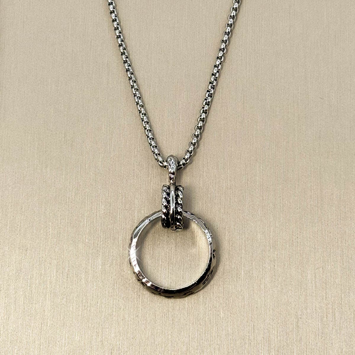 Edelstahl-Herrenkette in Silber mit einem Wikinger Ring Anhänger, Nahaufnahme 
