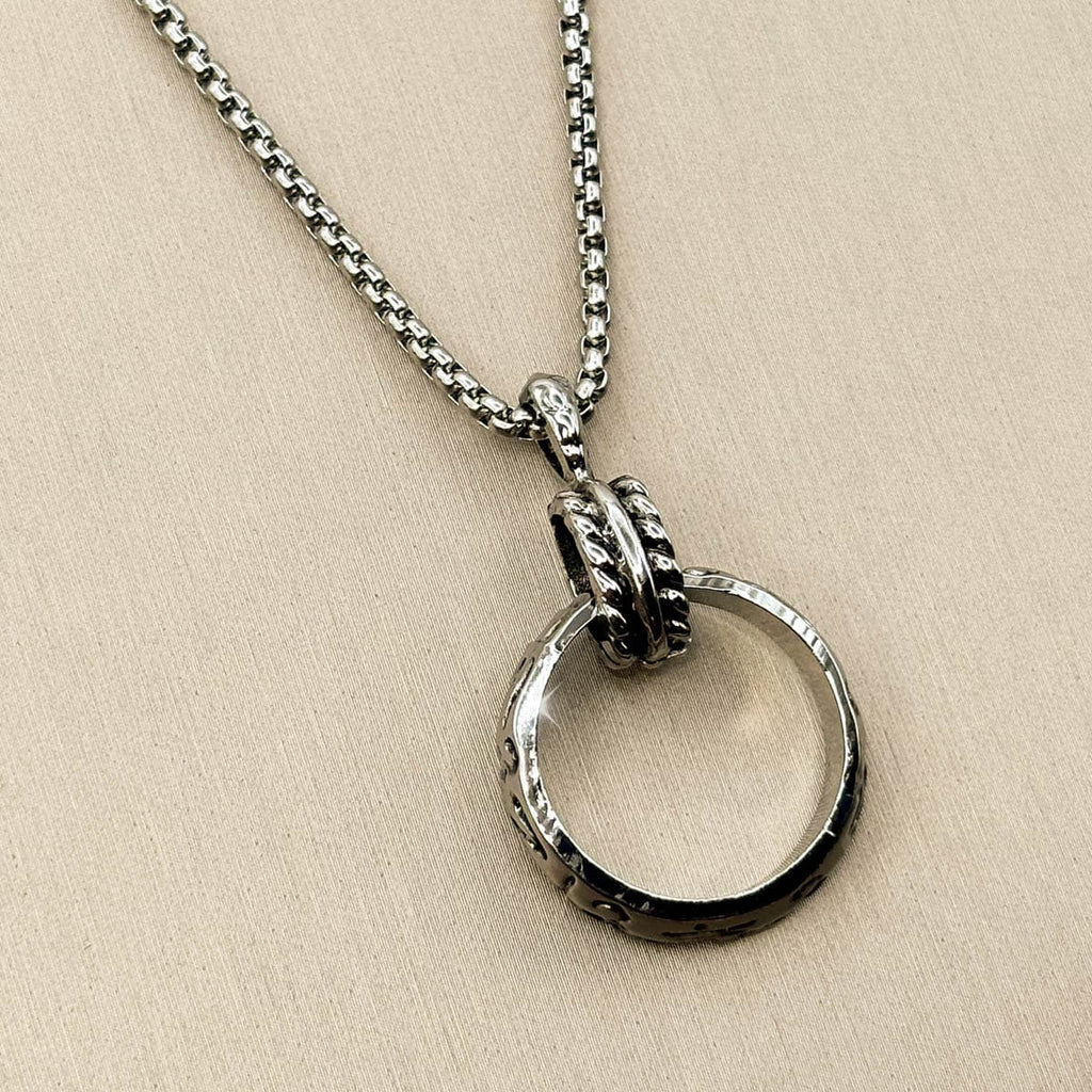 Edelstahl-Herrenkette in Silber mit einem Wikinger Ring Anhänger, Nahaufnahme von links