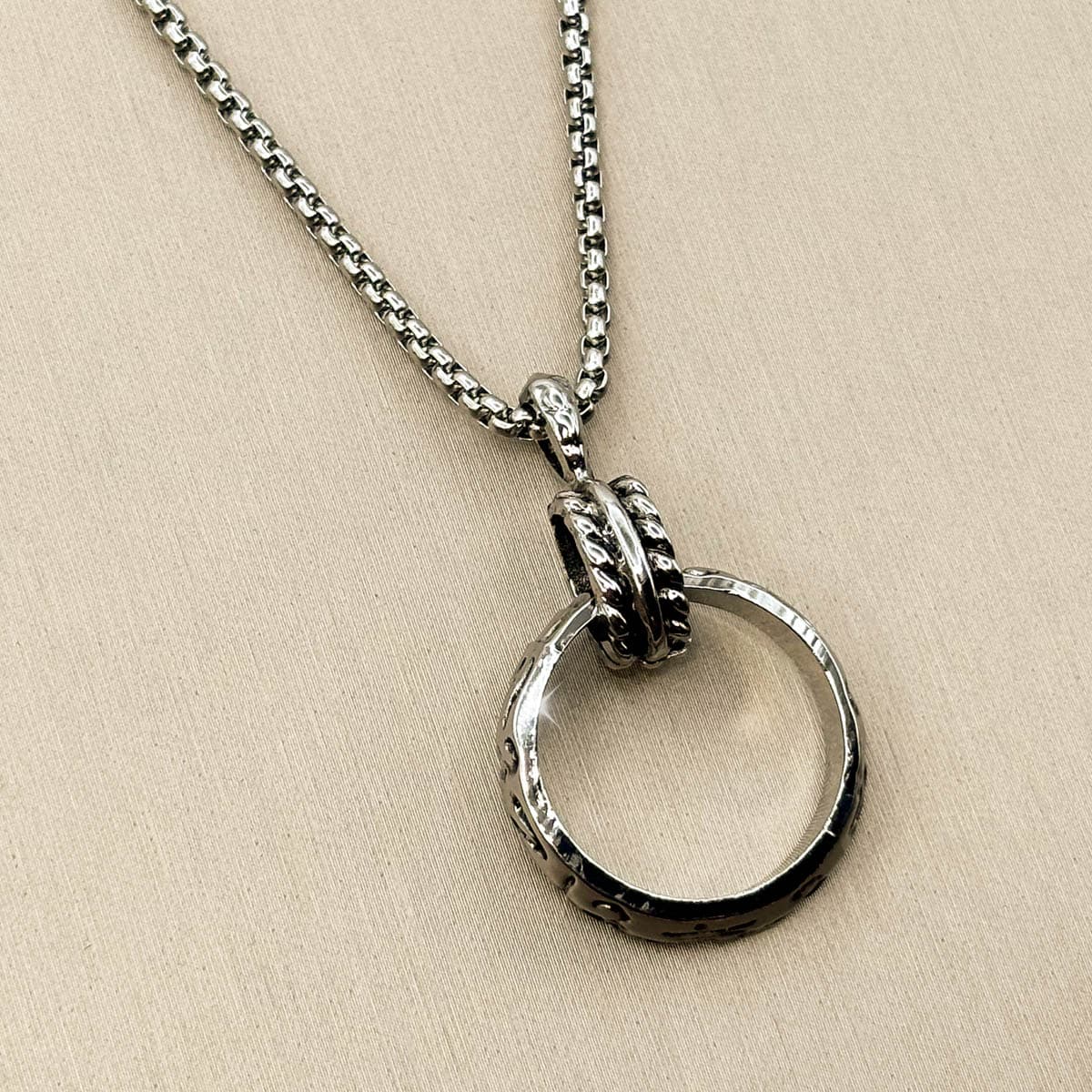 Edelstahl-Herrenkette in Silber mit einem Wikinger Ring Anhänger, Nahaufnahme von links