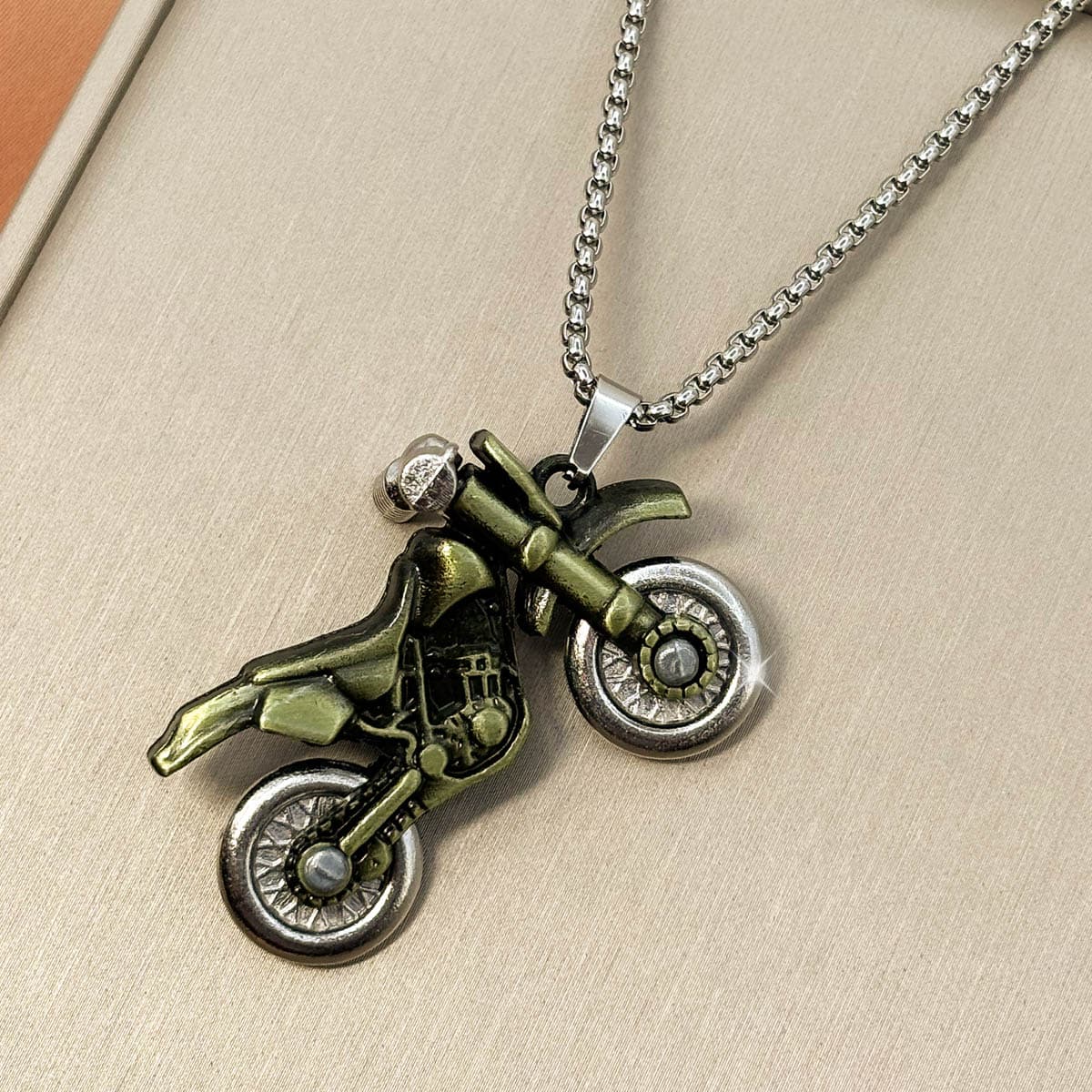 Kreative Herren-Halskette mit detailreichem Motocross-Motorrad-Anhänger aus Edelstahl im Vintage-Design, Produktfoto von links.
