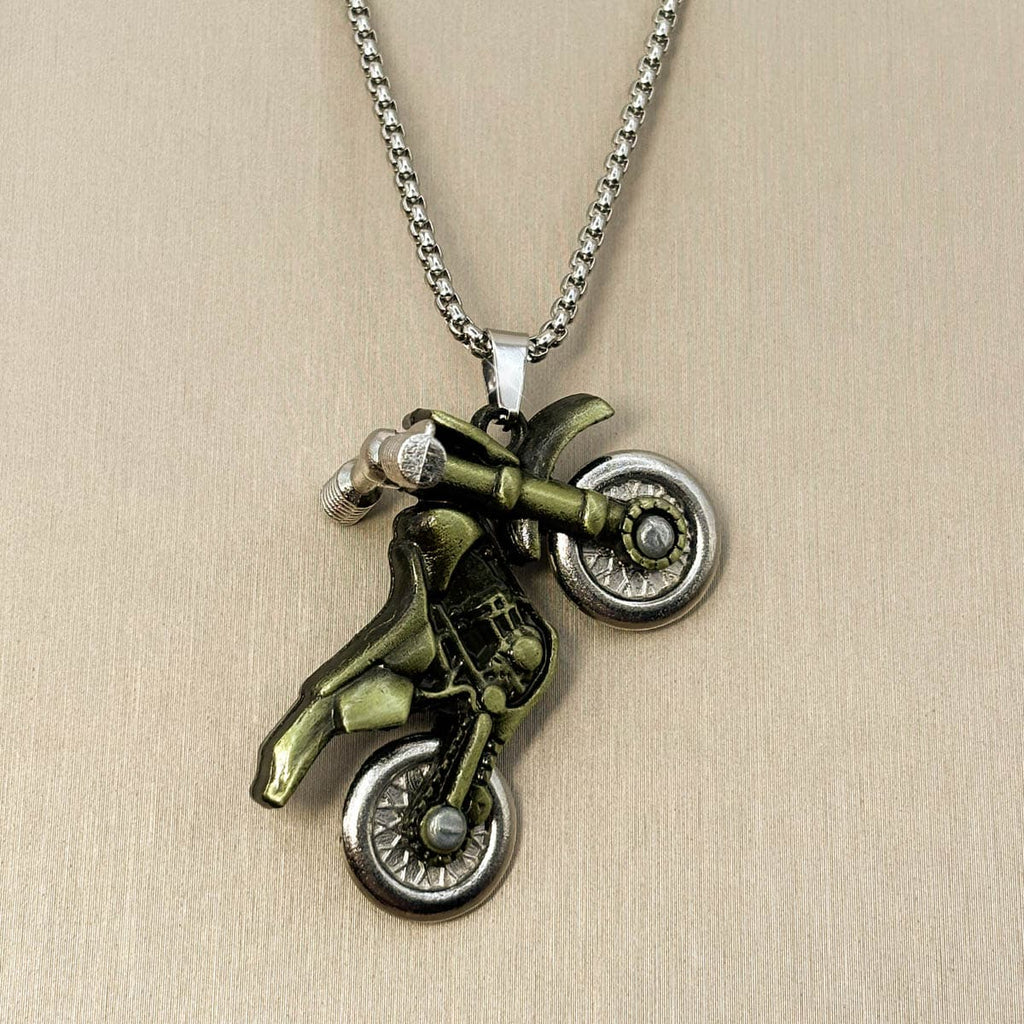 Kreative Herren-Halskette mit detailreichem Motocross-Motorrad-Anhänger aus Edelstahl im Vintage-Design, Nahaufnahme