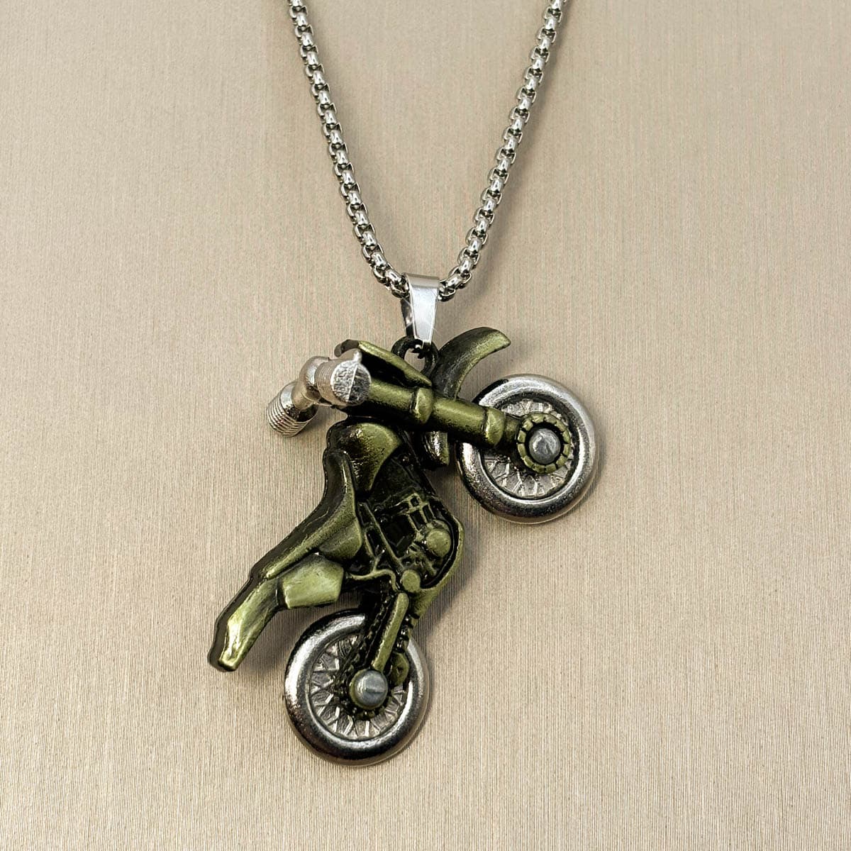Kreative Herren-Halskette mit detailreichem Motocross-Motorrad-Anhänger aus Edelstahl im Vintage-Design, Nahaufnahme