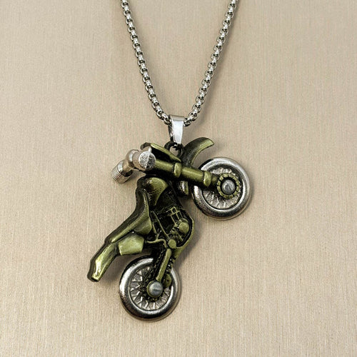 Kreative Herren-Halskette mit detailreichem Motocross-Motorrad-Anhänger aus Edelstahl im Vintage-Design, Nahaufnahme
