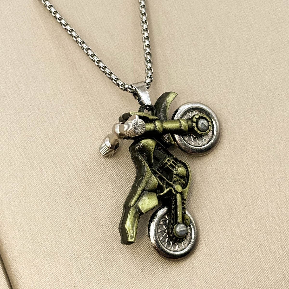 Kreative Herren-Halskette mit detailreichem Motocross-Motorrad-Anhänger aus Edelstahl im Vintage-Design, Nahaufnahme von links