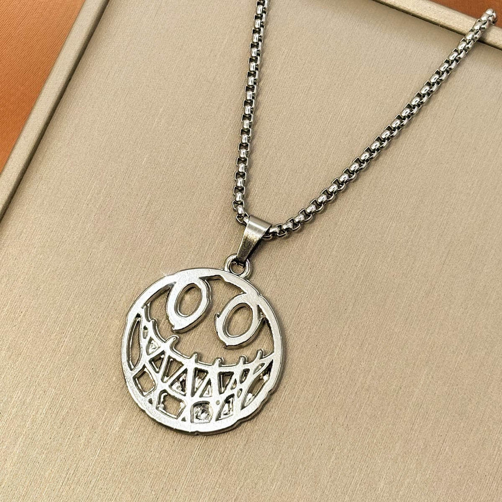 Herren-Halskette aus Edelstahl in Silber mit einem runden, grinsenden Smiley-Anhänger im Cut-Out-Design, Produktfoto von rechts.