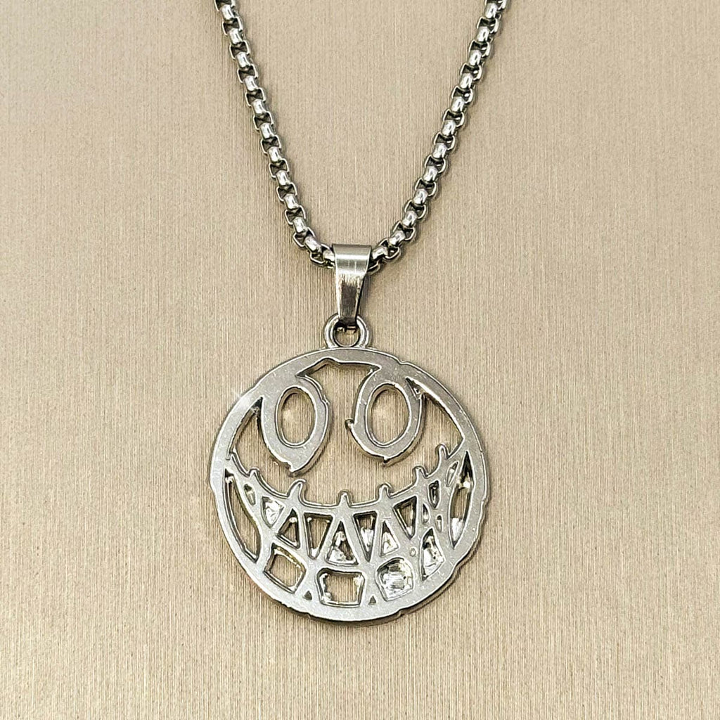 Herren-Halskette aus Edelstahl in Silber mit einem runden, grinsenden Smiley-Anhänger im Cut-Out-Design, Produktfoto.