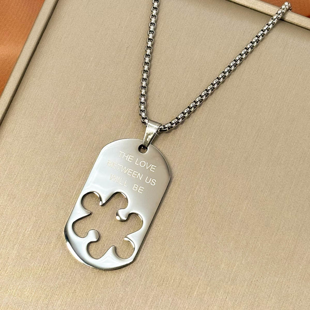 Herren-Halskette mit silberfarbenem Dog-Tag-Anhänger, Gravur und ausgestanzter Puzzleteil-Form aus Edelstahl, Nahaufnahme von rechts.