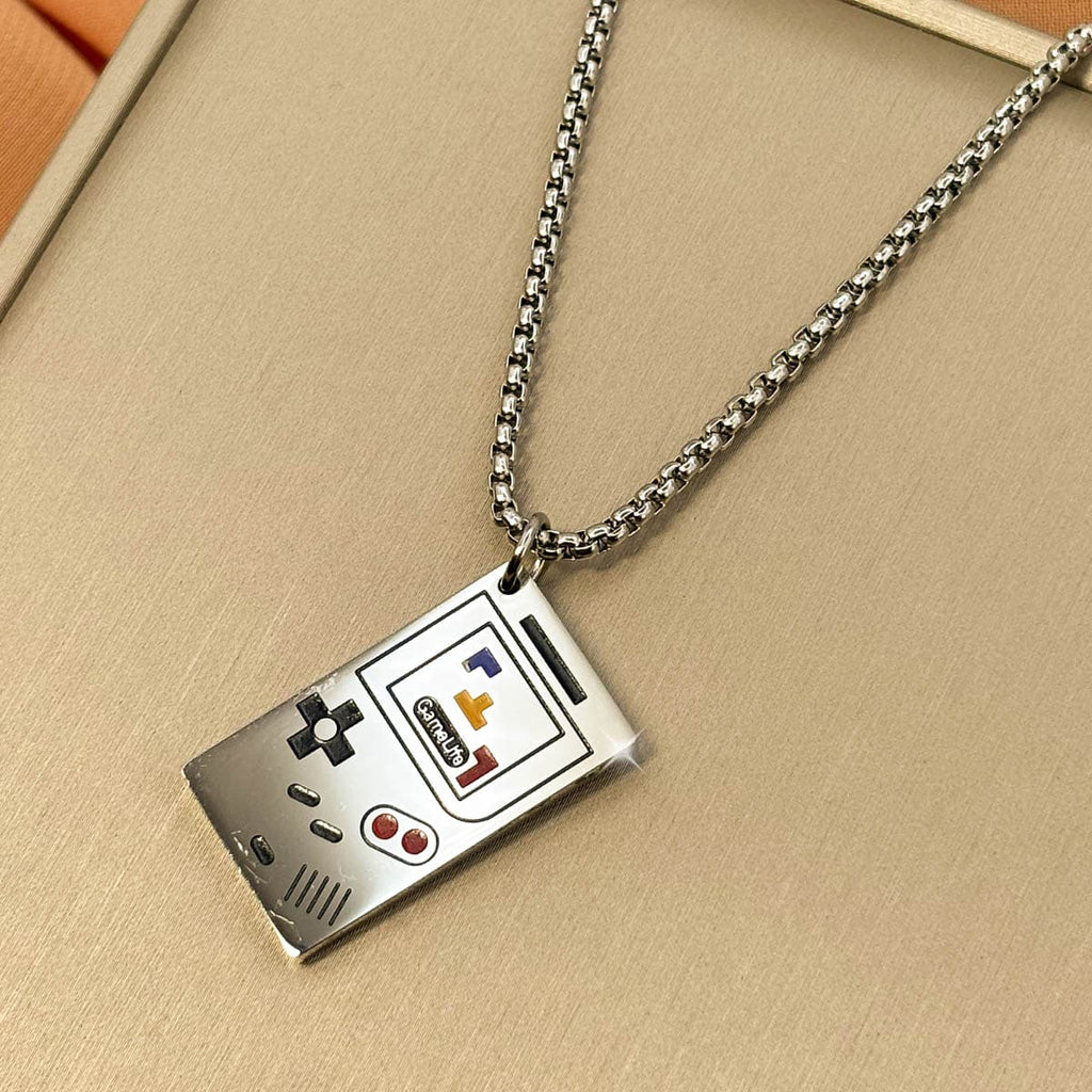 Edelstahl Herrenkette in Silber mit detailreichem Anhänger im Look einer Retro-Gaming-Konsole, Nahaufnahme von links