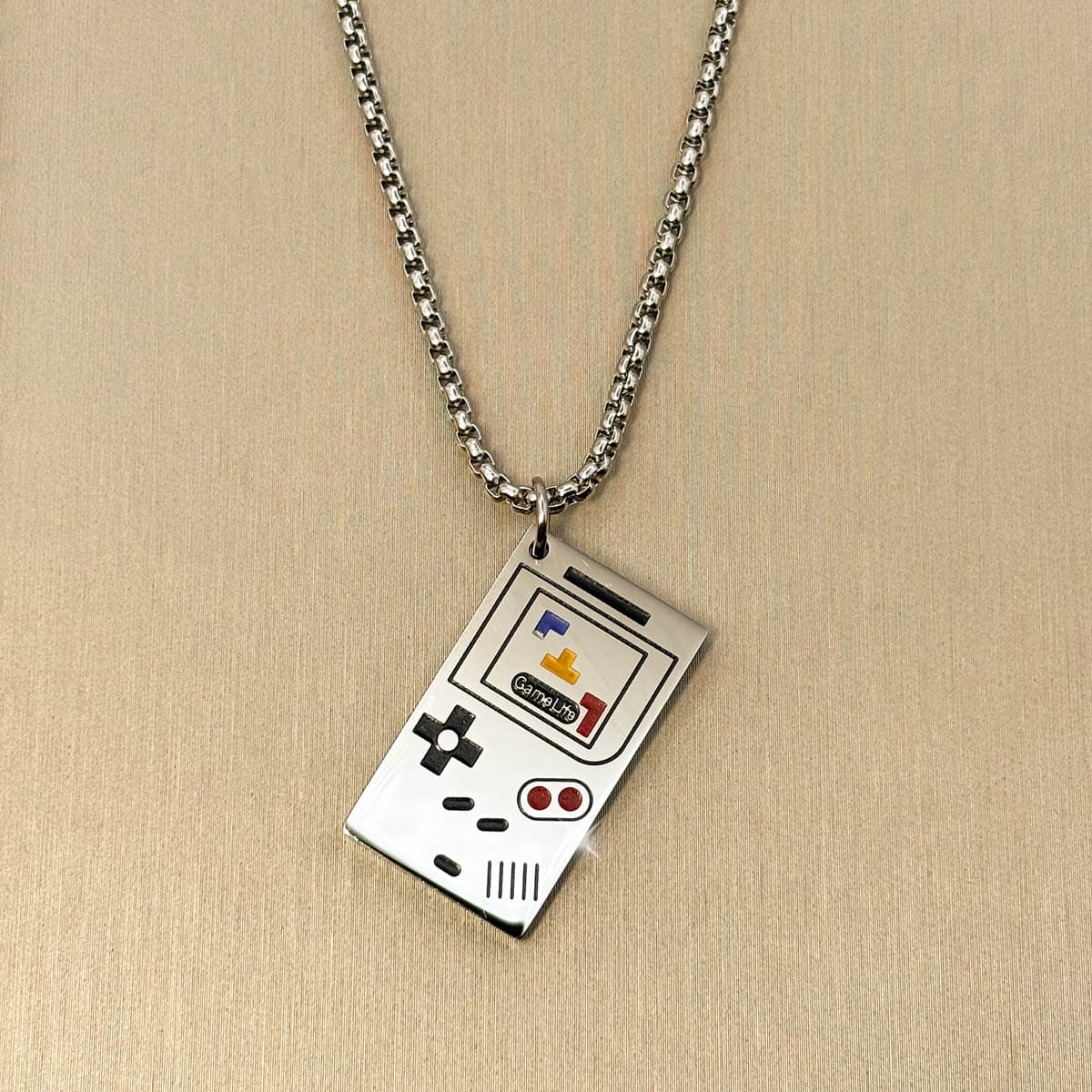 Edelstahl-Herrenkette in Silber mit detailreichem Anhänger im Look einer Retro-Gaming-Konsole, Vorderansicht