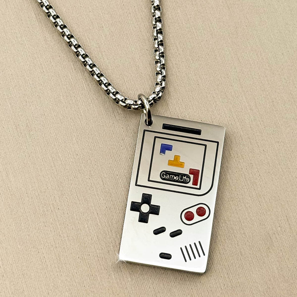 Edelstahl-Herrenkette in Silber mit detailreichem Anhänger im Look einer Retro-Gaming-Konsole, Nahaufnahme.