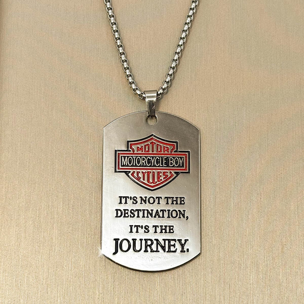 Silberfarbene Herren-Halskette mit graviertem Biker-Dog-Tag-Anhänger und rotem Logo-Akzent aus Edelstahl, Nahaufnahme