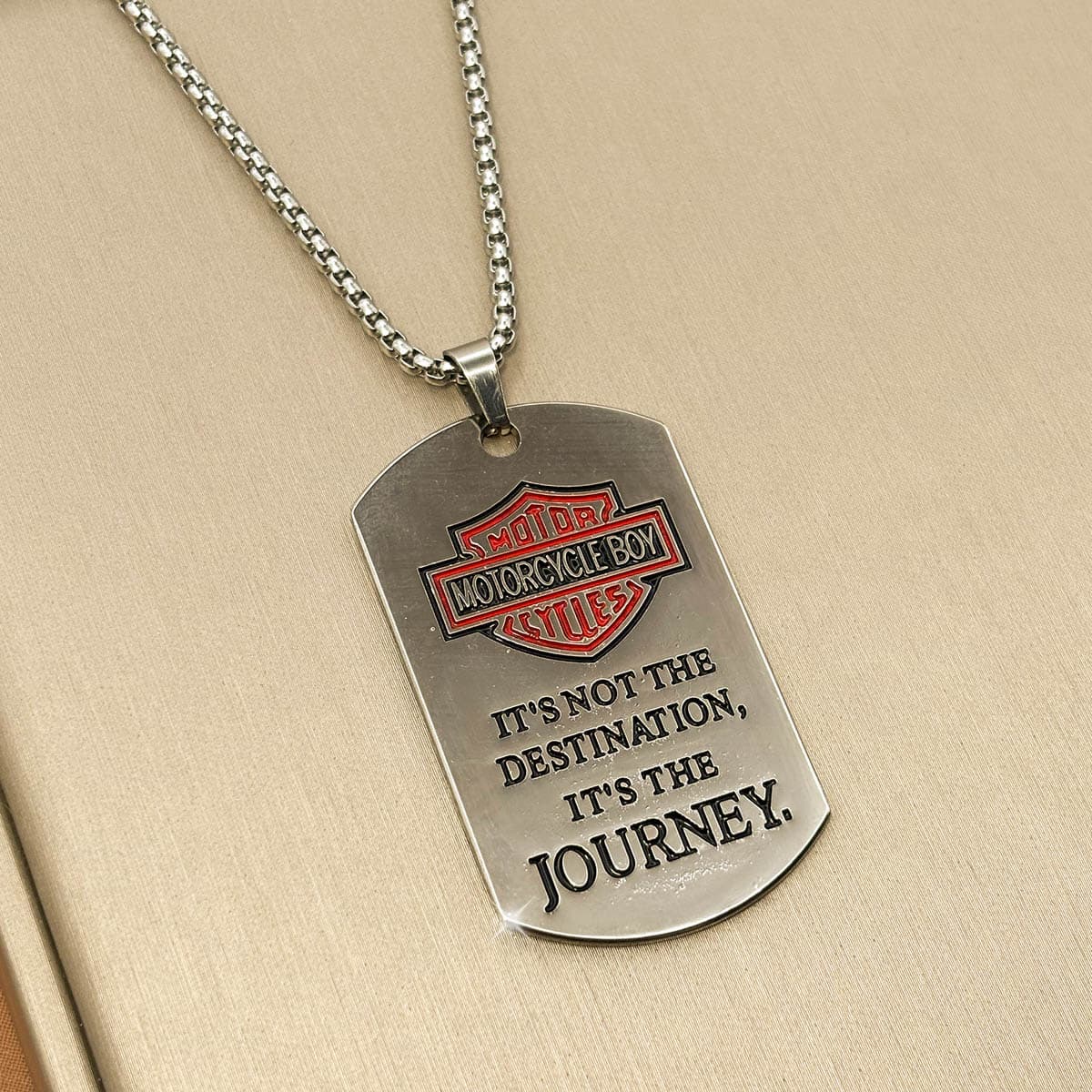 Silberfarbene Herren-Halskette mit graviertem Biker-Dog-Tag-Anhänger und rotem Logo-Akzent aus Edelstahl, Produktbild