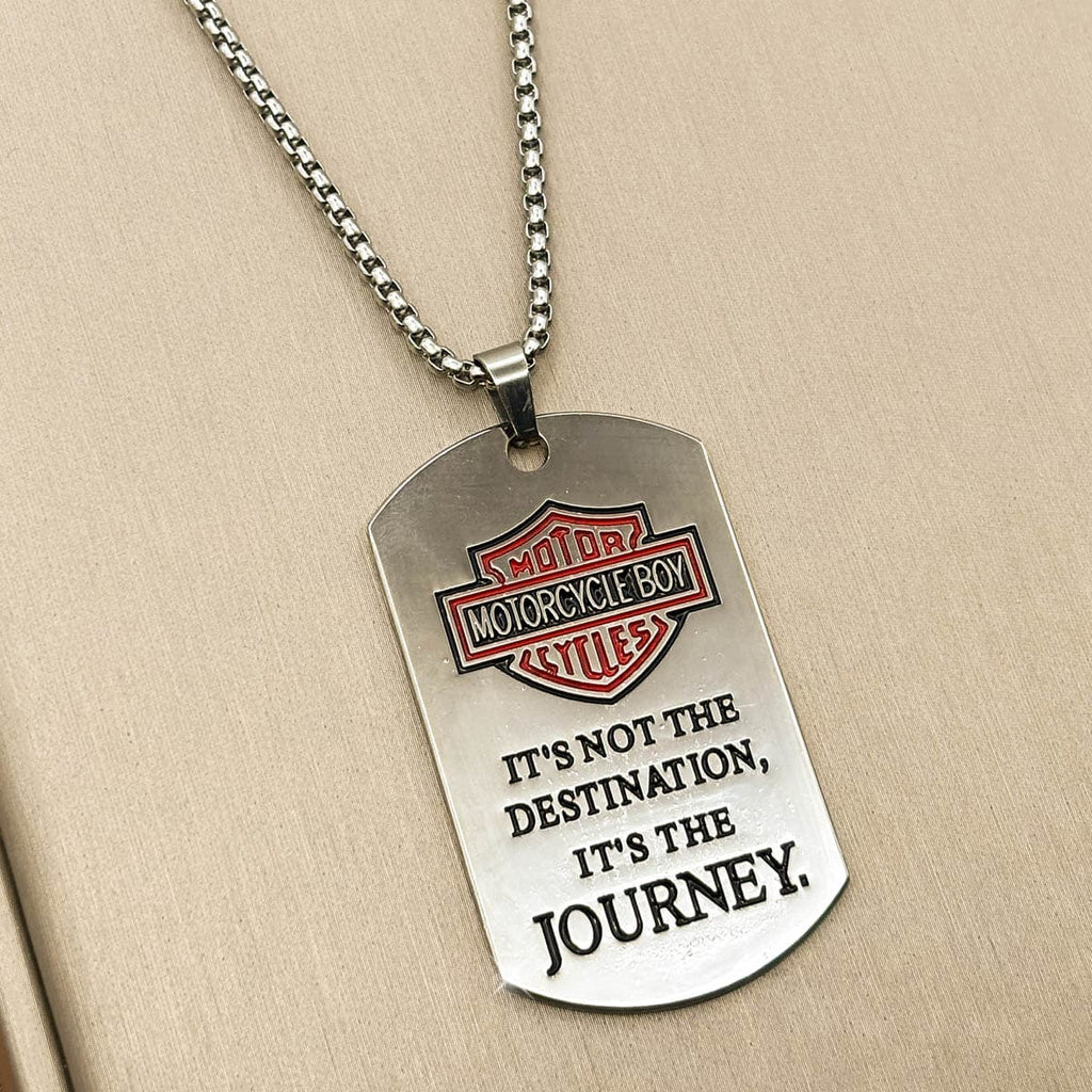 Silberfarbene Herren Halskette mit graviertem Biker-Dog-Tag-Anhänger und rotem Logo-Akzent aus Edelstahl, Produktbild von links