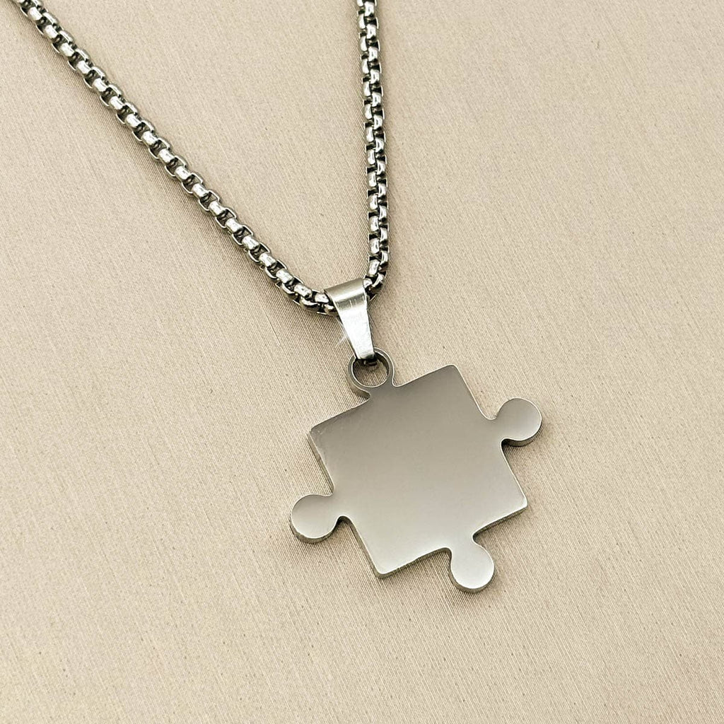Silberfarbene Herren Halskette aus Edelstahl mit einem Partner Puzzle Anhänger, Nahaufnahme links