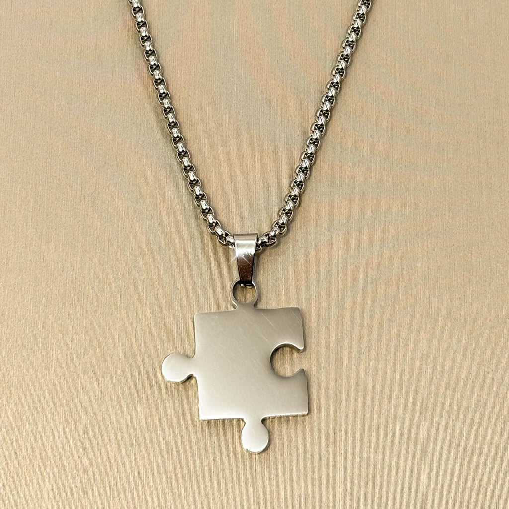 Silberfarbene Herren Halskette aus Edelstahl mit einem Partner Puzzle Anhänger, Nahaufnahme 