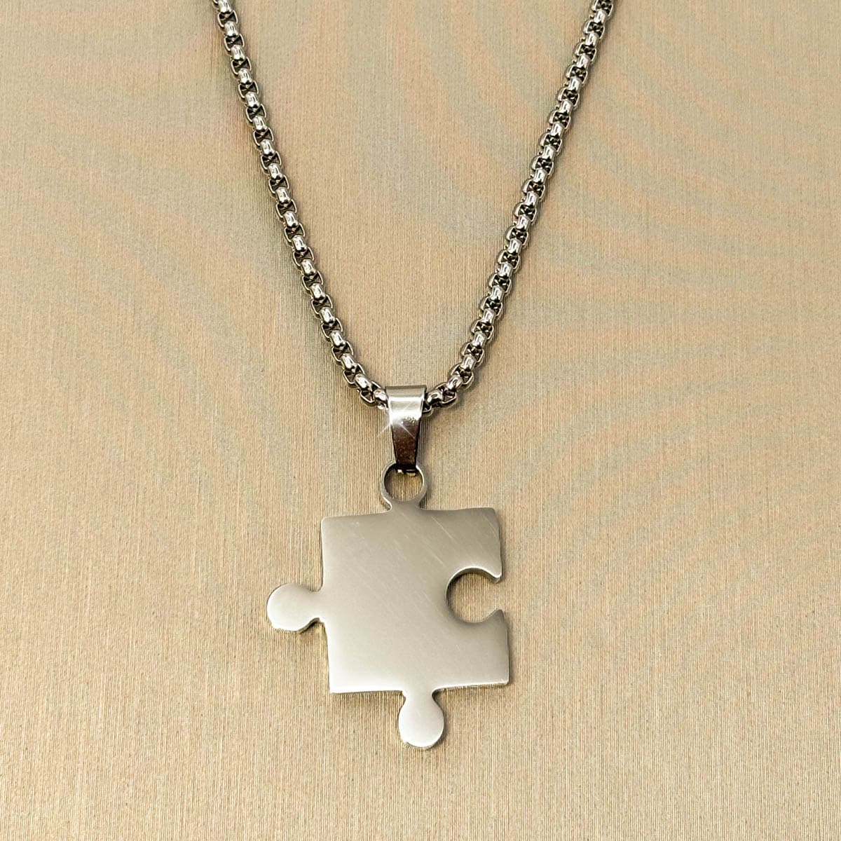 Silberfarbene Herren Halskette aus Edelstahl mit einem Partner Puzzle Anhänger, Nahaufnahme 