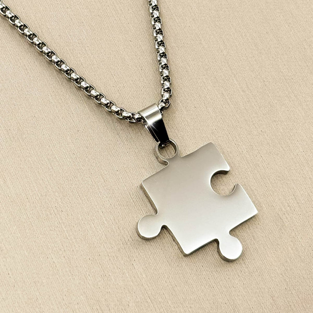 Silberfarbene Herren Halskette aus Edelstahl mit einem Partner Puzzle Anhänger, Nahaufnahme von links.