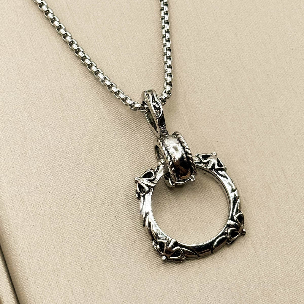 Silberfarbene Edelstahl Herrenkette mit einem Gothic Ring Anhänger, Studioaufnahme von links
