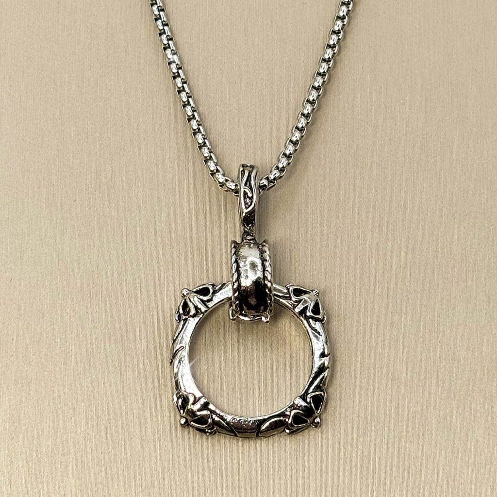 Silberfarbene Edelstahl Herrenkette mit einem Gothic Ring Anhänger, Studioaufnahme.