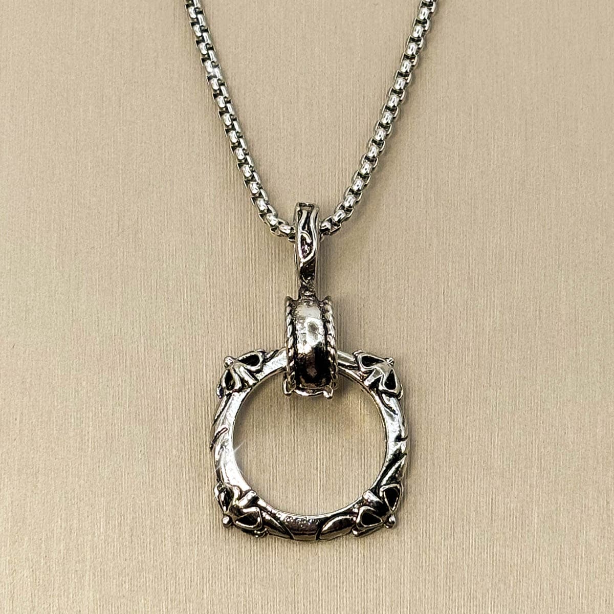 Silberfarbene Edelstahl Herrenkette mit einem Gothic Ring Anhänger, Studioaufnahme.