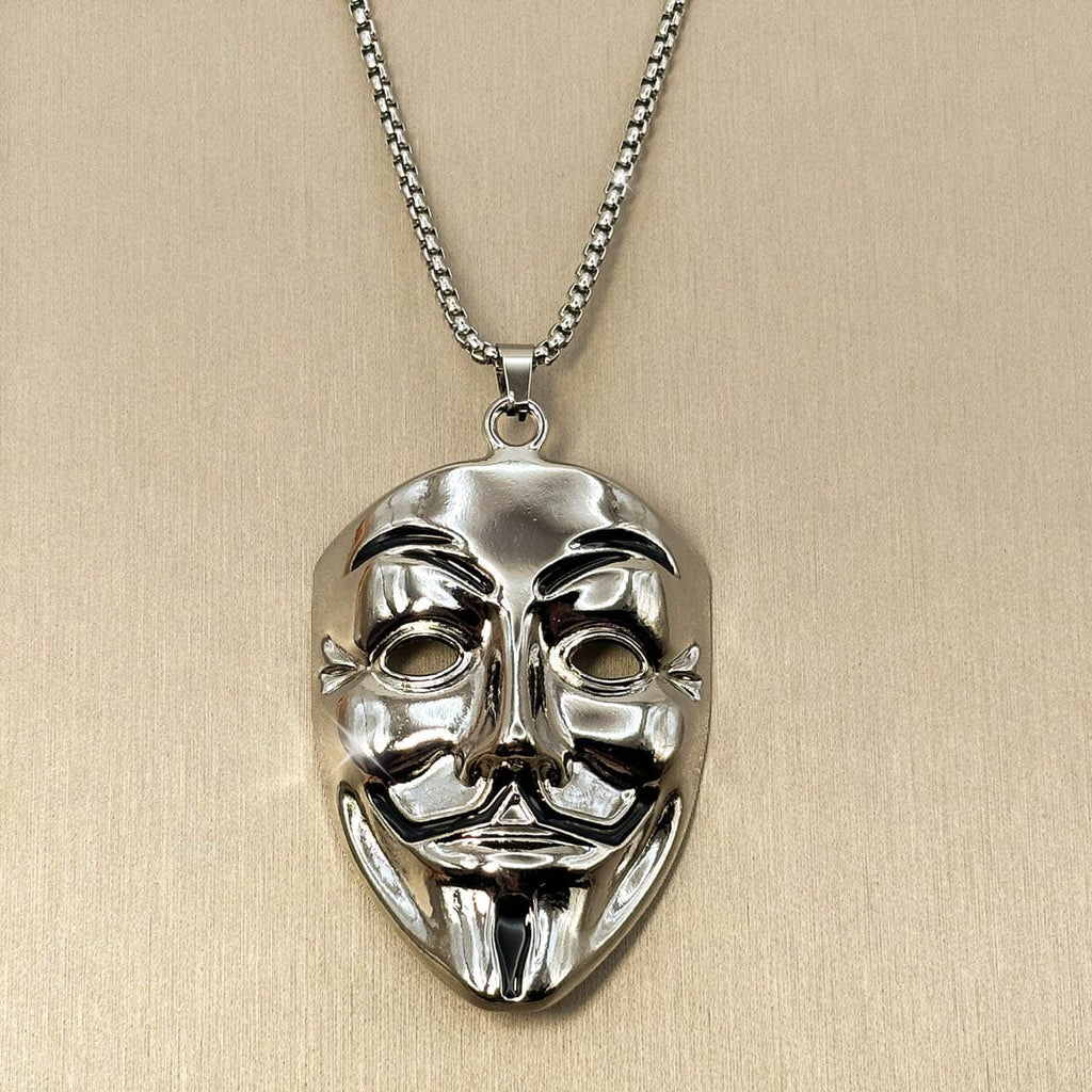 Edelstahl Herrenkette in Silber mit glänzendem Anhänger im Design einer Maske, Nahaufnahme.