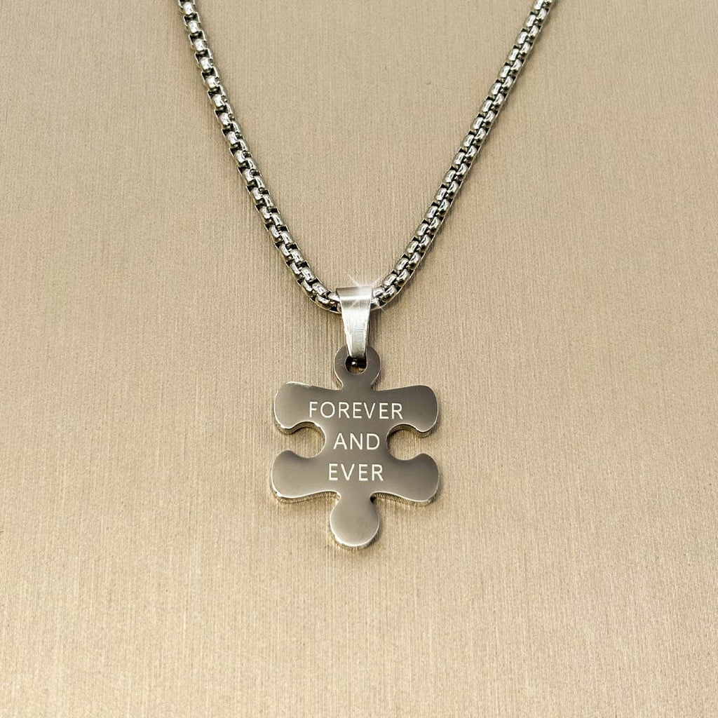 Herren-Halskette aus silberfarbenem Edelstahl mit einem gravierten Puzzleteil-Anhänger, Nahaufnahme 