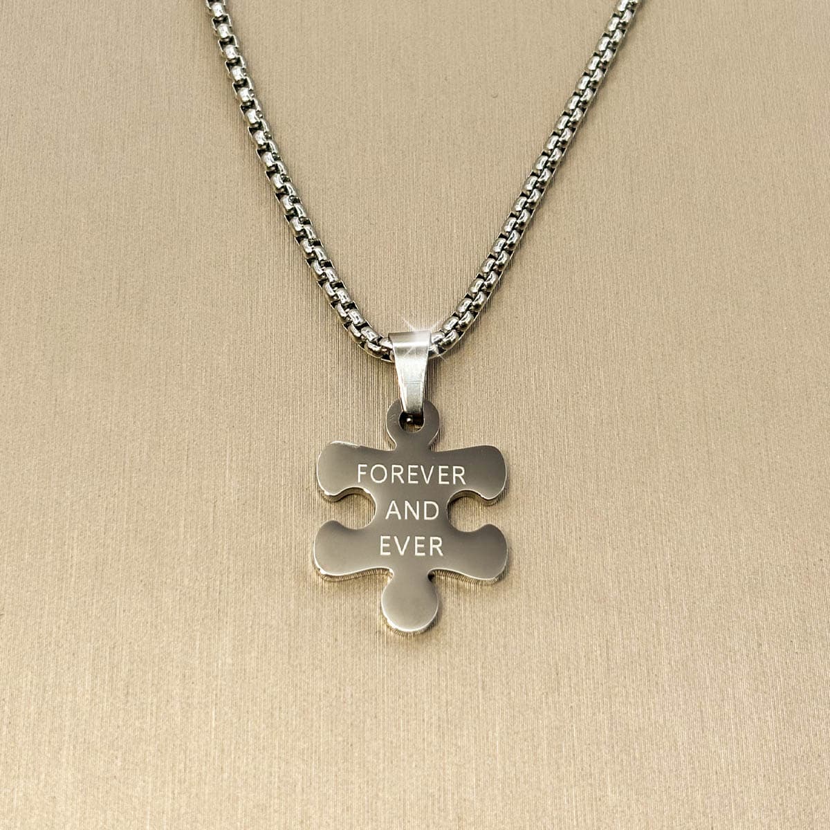 Herren-Halskette aus silberfarbenem Edelstahl mit einem gravierten Puzzleteil-Anhänger, Nahaufnahme 