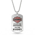 Silberfarbene Herren-Halskette mit graviertem Biker-Dog-Tag-Anhänger und rotem Logo-Akzent aus Edelstahl, Hauptfoto