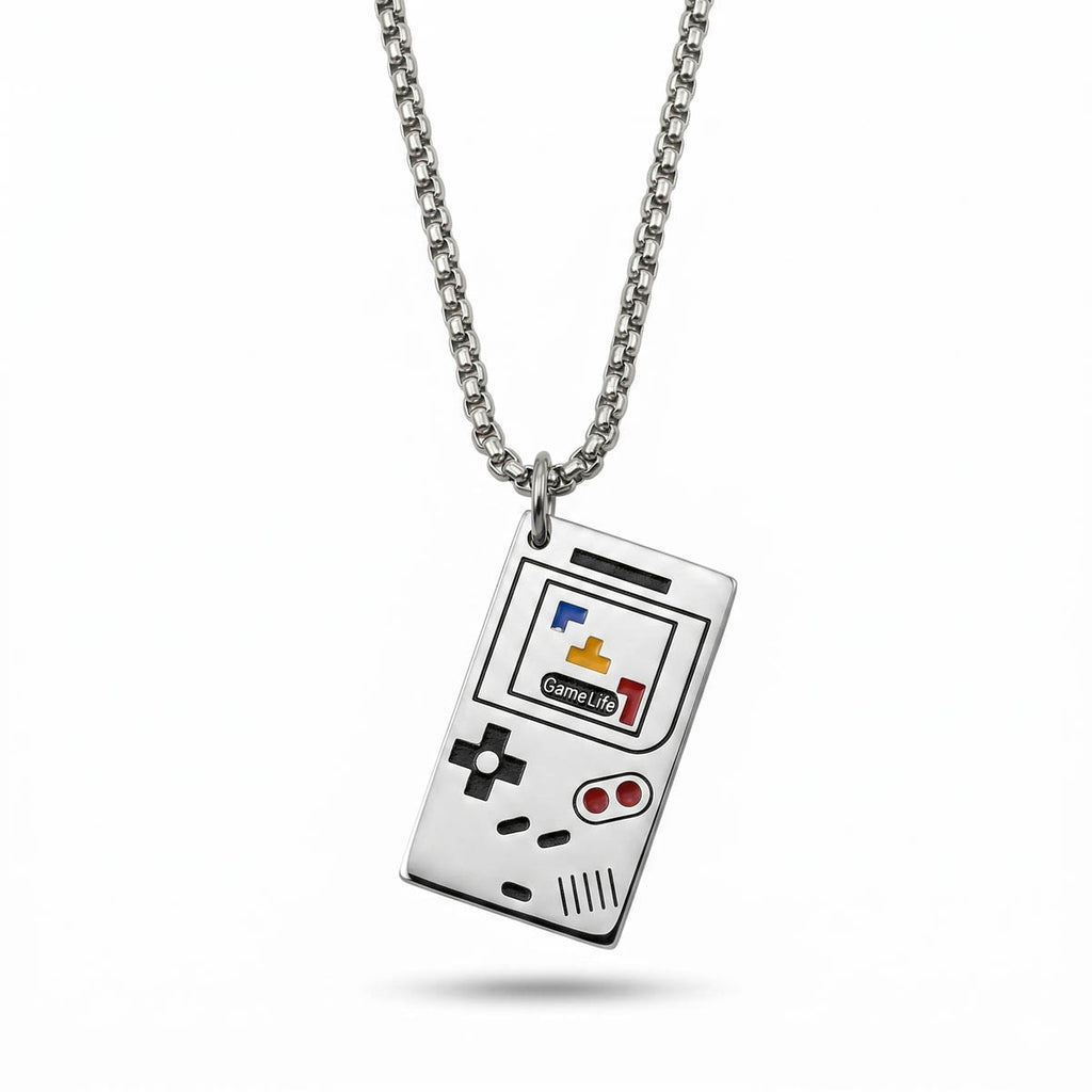 Edelstahl-Herrenkette in Silber mit detailreichem Anhänger im Look einer Retro-Gaming-Konsole, Hauptfoto.
