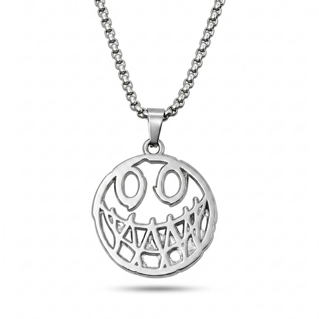 Herren-Halskette aus Edelstahl in Silber mit einem runden, grinsenden Smiley-Anhänger im Cut-Out-Design, Hauptfoto
