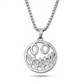 Herren-Halskette aus Edelstahl in Silber mit einem runden, grinsenden Smiley-Anhänger im Cut-Out-Design, Hauptfoto