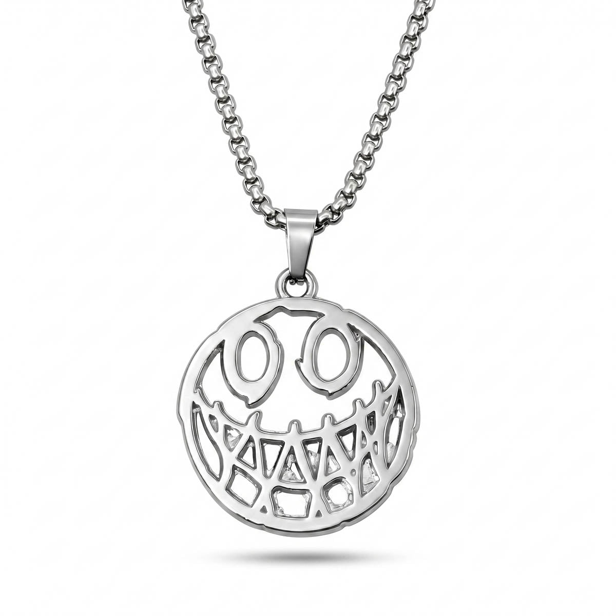 Herren-Halskette aus Edelstahl in Silber mit einem runden, grinsenden Smiley-Anhänger im Cut-Out-Design, Hauptfoto