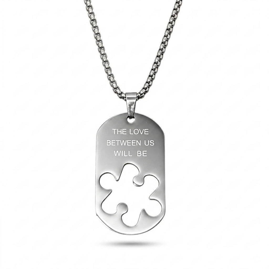 Herren-Halskette mit silberfarbenem Dog-Tag-Anhänger, Gravur und ausgestanzter Puzzleteil-Form aus Edelstahl, Hauptfoto.