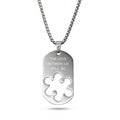Herren-Halskette mit silberfarbenem Dog-Tag-Anhänger, Gravur und ausgestanzter Puzzleteil-Form aus Edelstahl, Hauptfoto.