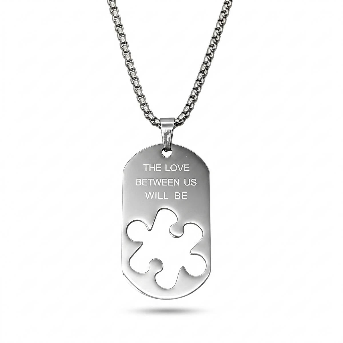 Herren-Halskette mit silberfarbenem Dog-Tag-Anhänger, Gravur und ausgestanzter Puzzleteil-Form aus Edelstahl, Hauptfoto.