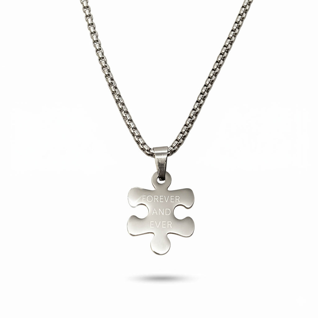 Herren-Halskette aus silberfarbenem Edelstahl mit einem gravierten Puzzleteil-Anhänger, Hauptfoto