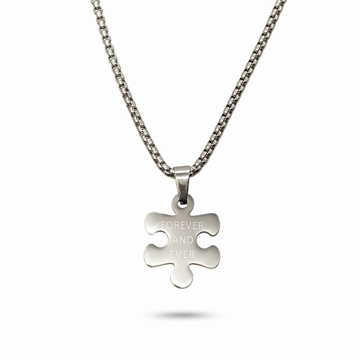 Herren-Halskette aus silberfarbenem Edelstahl mit einem gravierten Puzzleteil-Anhänger, Hauptfoto