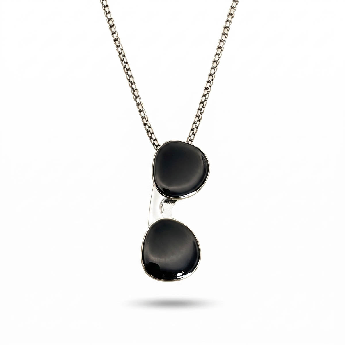 Kreative Herren-Kette aus Edelstahl in Silber mit schwarzem Sonnenbrillen-Anhänger, Hauptfoto