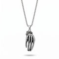 Silberfarbene Edelstahl-Herrenkette mit detailreichem Skeletthand-Anhänger, Hauptfoto.