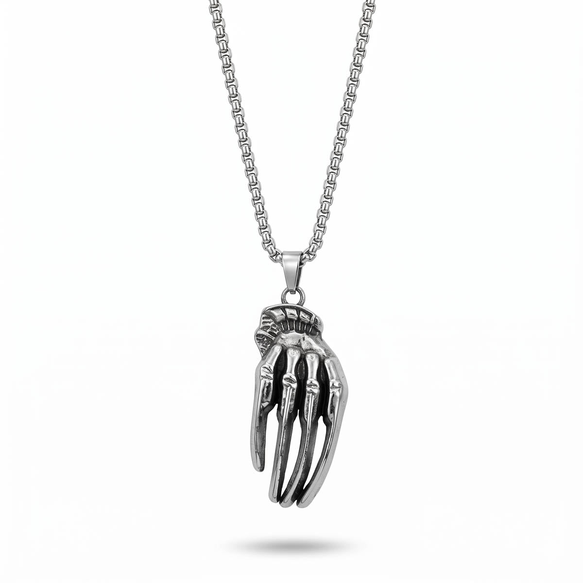 Silberfarbene Edelstahl-Herrenkette mit detailreichem Skeletthand-Anhänger, Hauptfoto.
