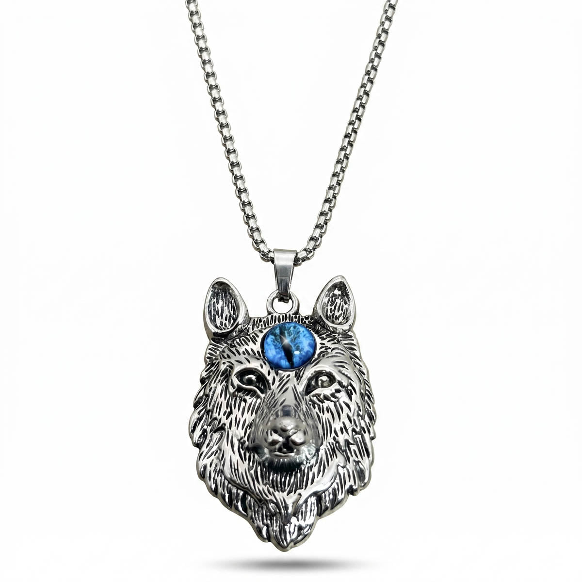 Herren Halskette mit massivem Wolfskopf-Anhänger aus silberfarbenem Edelstahl und blauem Akzent, Hauptfoto.