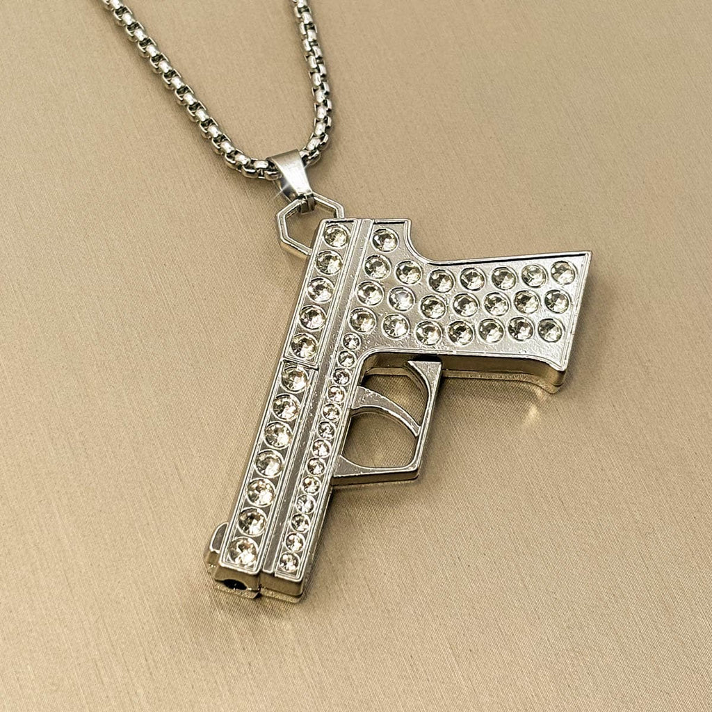 Herren-Halskette aus Edelstahl in Silber mit einem detailreichen, zirkoniabesetzten Pistolen-Anhänger, Produktfoto.