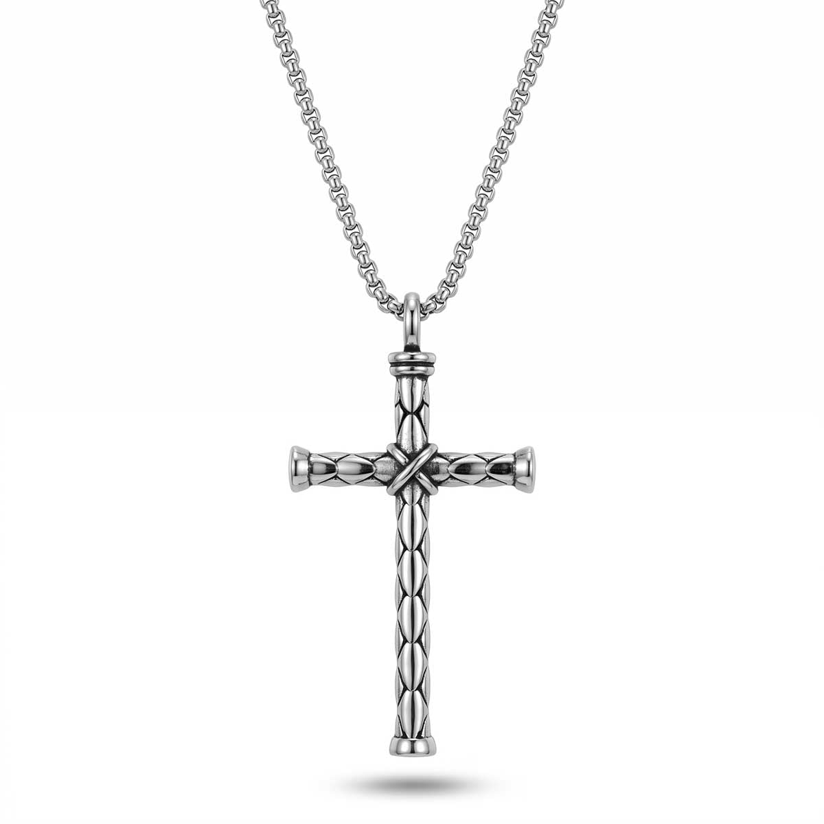 Silberfarbene Edelstahl-Halskette für Herren mit einem strukturierten Kreuz-Anhänger im antiken Look, Hauptfoto